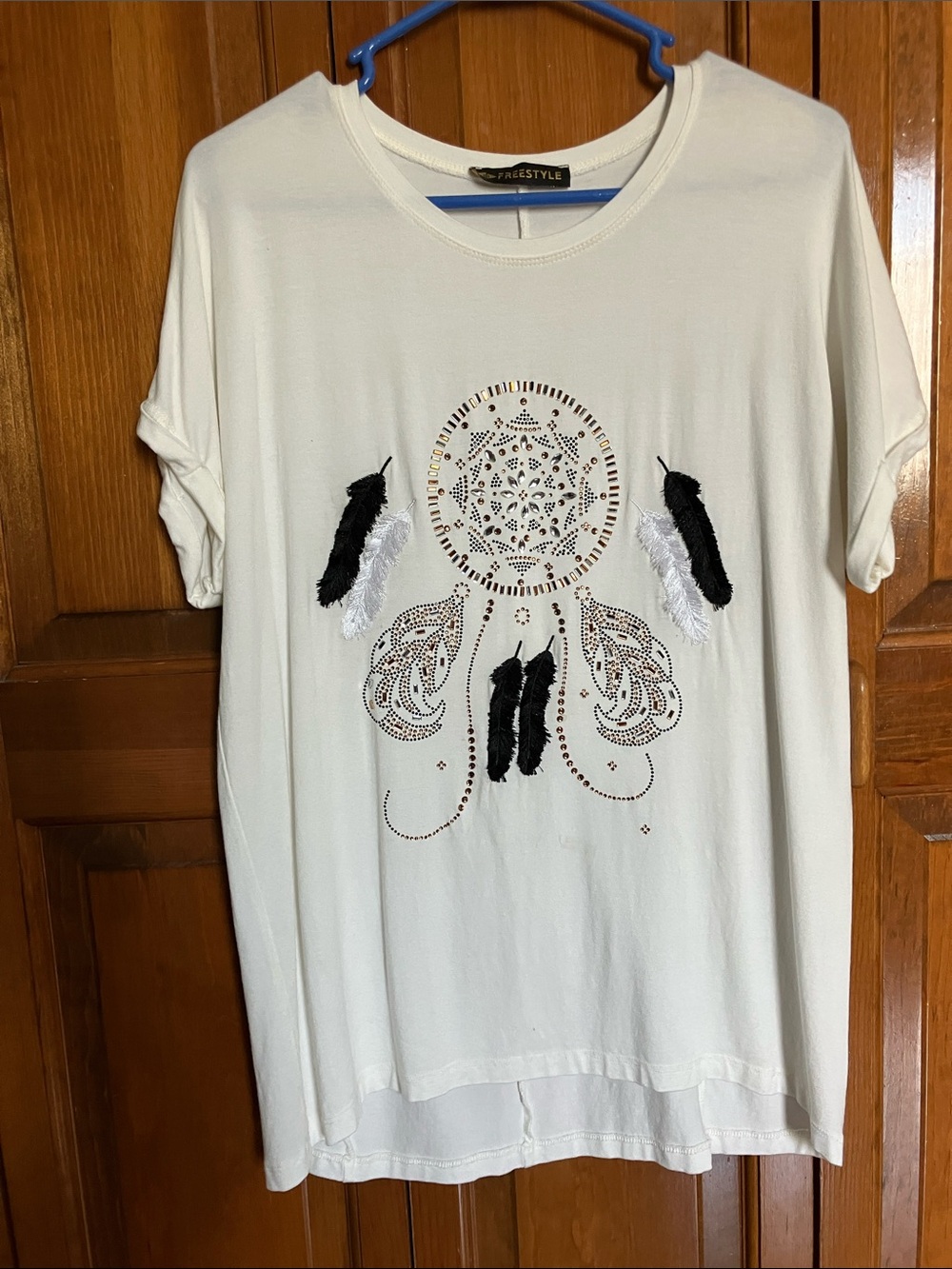 Freestyle Ivory Tee with Black & White Feather DreamcatcherFREE necklace